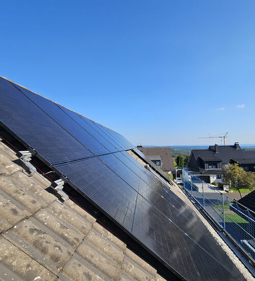 Photovoltaik-Anlage auf dem Dach eines Hauses