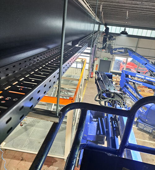 Industriemontage in einer Halle